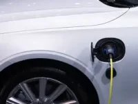 עמדת טעינה רכב חשמלי בחניה משותפת